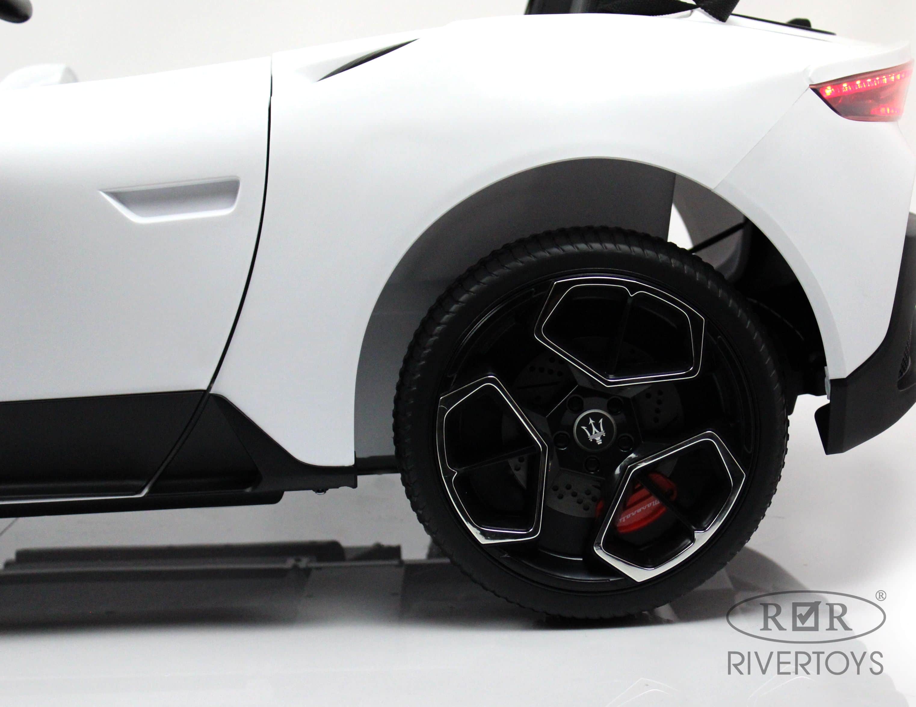 картинка Детский электромобиль Maserati MC20 (P111PP) белый 