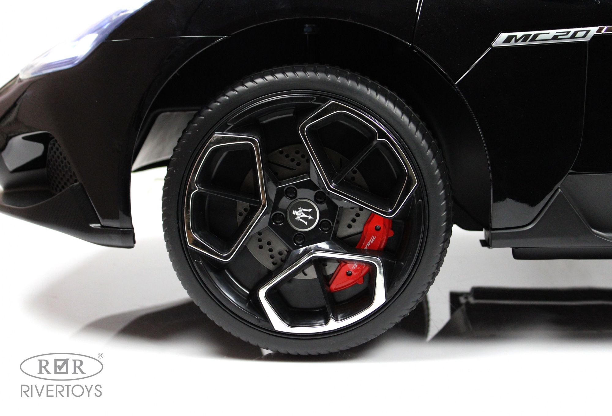 картинка Детский электромобиль Maserati MC20 (P111PP) черный глянец 